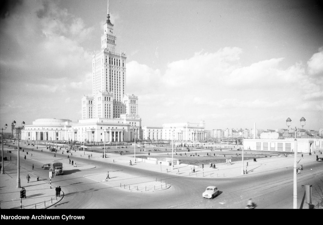 QUIZ PRL. Pałac Kultury i Nauki w Warszawie. Zmierz się z historią dziarskiego 70-latka? 