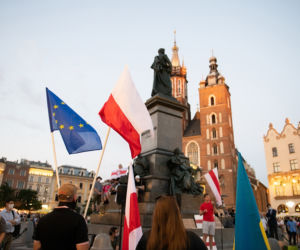 Manifestacja Białorusinów na rynku w Krakowie. Precz z Łukaszenką!