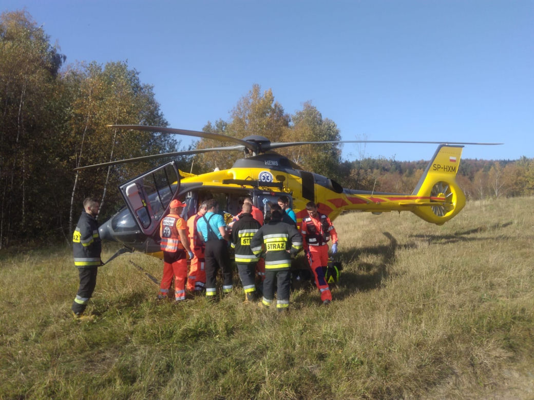 Wypadł z ciągnika, przejechała go przyczepa. Wypadek w gminie Tokarnia [ZDJĘCIA]