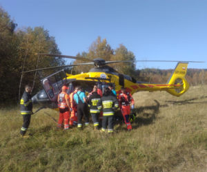 Wypadł z ciągnika, przejechała go przyczepa. Wypadek w gminie Tokarnia [ZDJĘCIA]