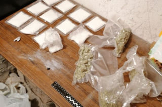 Wałcz. Piwnica pełna niespodzianek. Policjanci znaleźli w niej kilo amfetaminy