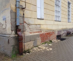 Lecą tynki z dawnego budynku kolejowego przy ul. Dworcowej