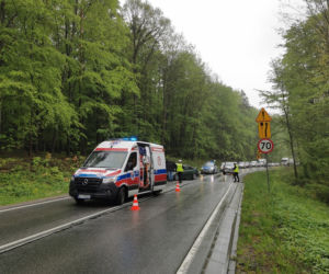 Groźny wypadek w Łękawce, przy skręcie na Piotrkowice. Poważne obrażenia kierowcy fiata