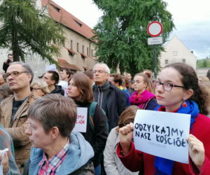Protest przed krakowską kurią