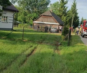 W Hołubli auto wjechało w dom