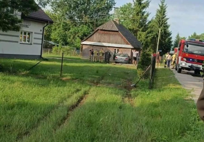 W Hołubli auto wjechało w dom