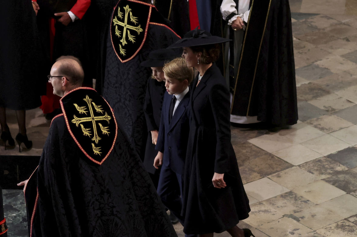 Księżniczka Charlotte i książę Jerzy żegnają ukochaną babcię. Wzruszające obrazy, trudno powstrzymać łzy
