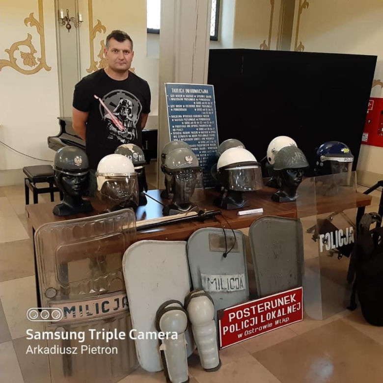 Policjant z Ostrowa Wielkopolskiego ma nietypowe hobby! WSZYSTKO ukrywa w garażu [ZDJĘCIA] 