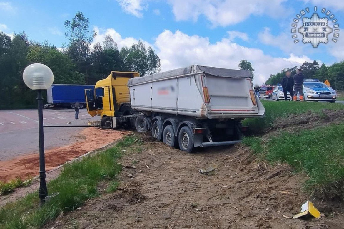 Karambol w Zawierciu. Na DK 78 zderzyły się cztery pojazdy. Są osoby poszkodowane