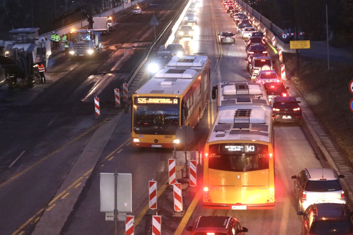 Slalom na Trasie Łazienkowskiej. Trwa remont wiaduktów
