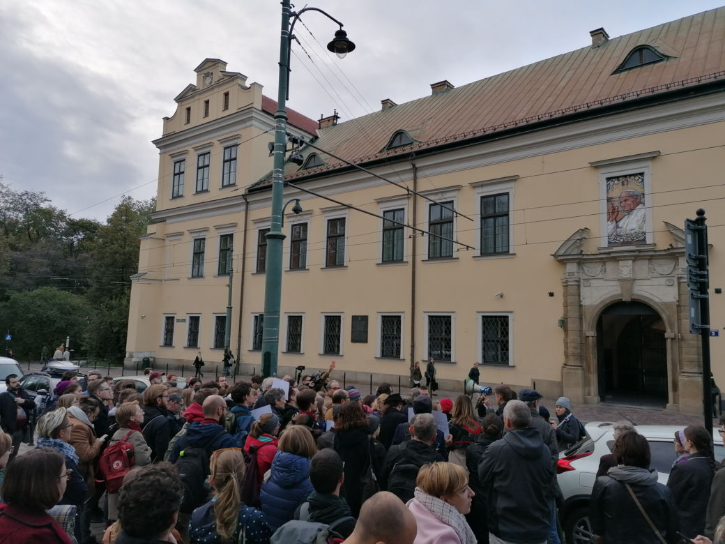 Protest przed krakowską kurią