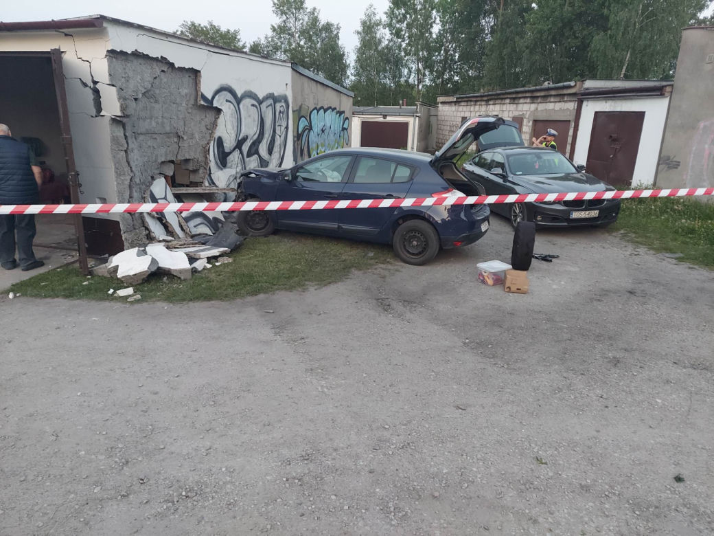 Pijany wjechał w garaż