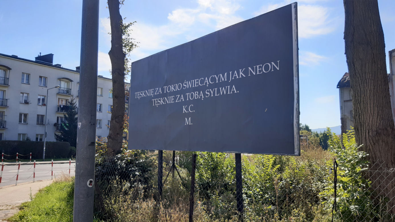 Bilbord z wyznaniem tęsknoty