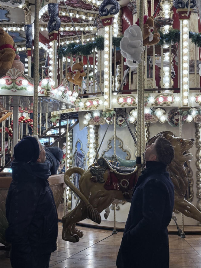 Biedroń i Śmiszek szukają prezentów pod choinkę,