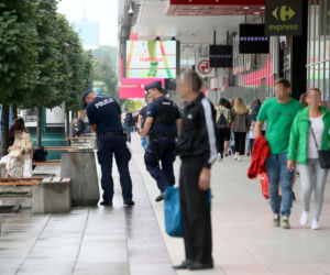 Policjanci grzebią w śmietnikach i kwietnikach w centrum Warszawy