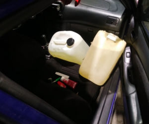 Auto na kradzionych blachach kanistrami z benzyną, a w kieszeni amfetamina