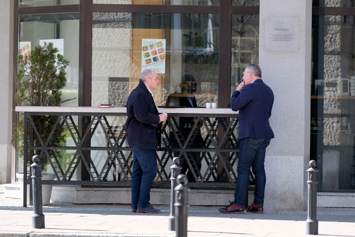 Posłowie mają w nosie zakazy