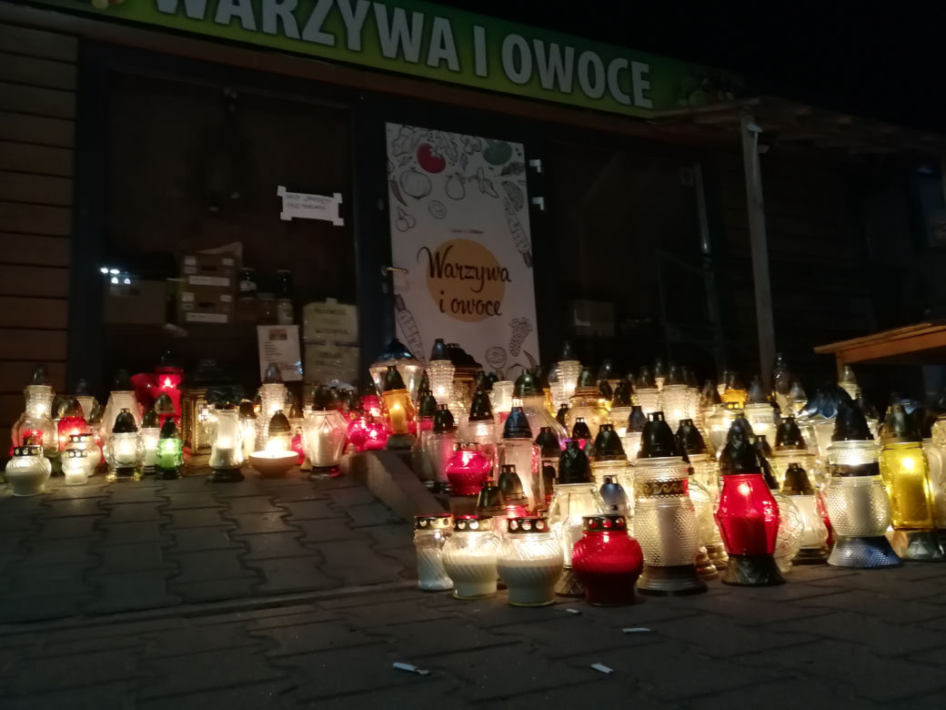 Tłumy przed warzywniakiem w Ząbkach. Mieszkańcy palą znicze i zostawiają kartki
