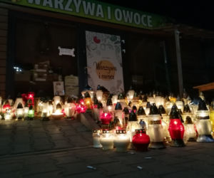 Tłumy przed warzywniakiem w Ząbkach. Mieszkańcy palą znicze i zostawiają kartki