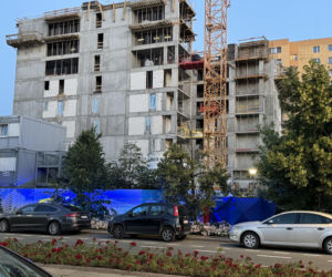 Dramat przed Komendą Policji w Warszawie. Mężczyzna spadł z żurawia, zginął na miejscu