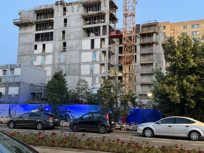 Dramat przed Komendą Policji w Warszawie. Mężczyzna spadł z żurawia, zginął na miejscu