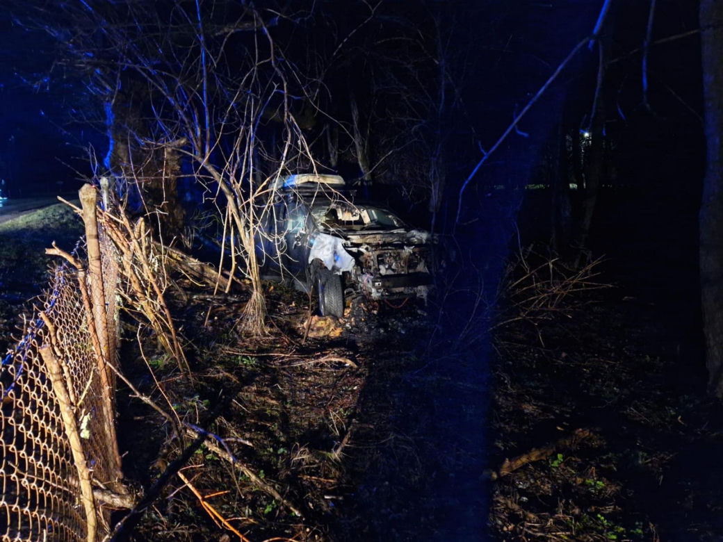 Zjechał z drogi i huknął w drzewo. Jego auto stanęło w płomieniach. Cudem uniknął śmierci