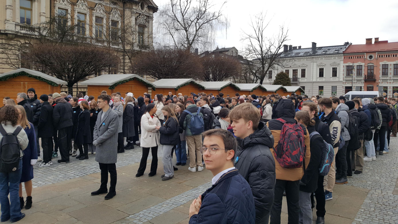 Maturzyści z Nowego Sącza zatańczyli poloneza na Ryku 