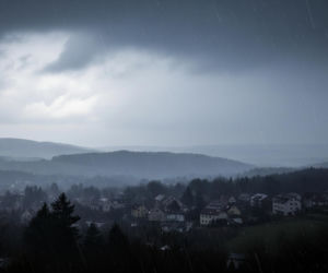 Ponury poniedziałek w Nowej Rudzie! Deszcz i chmury zapanują nad miastem.