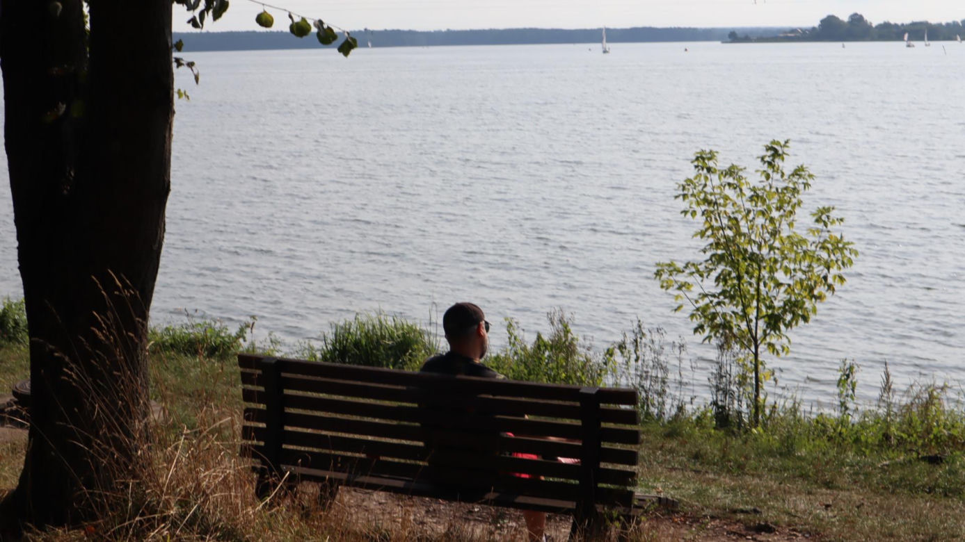 Piękny dzień nad Zalewem Zemborzyckim. Tak lublinianie łapali ostatnie promienie słońca [GALERIA]