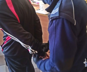 Zaatakowali policjantów, bo zwrócili im uwagę, że nie mają maseczek