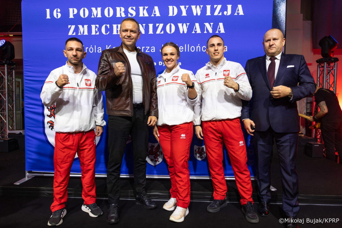 Karol Nawrocki w skórze na gali boksu