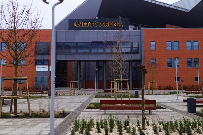 Plac przed Netto Areną po przebudowie