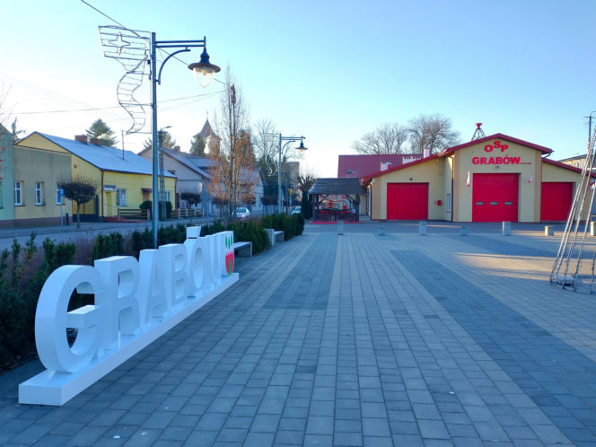 To jedno z najciekawszych miast w województwie łódzkim. W PRL-u stało się polską stolicą cebuli