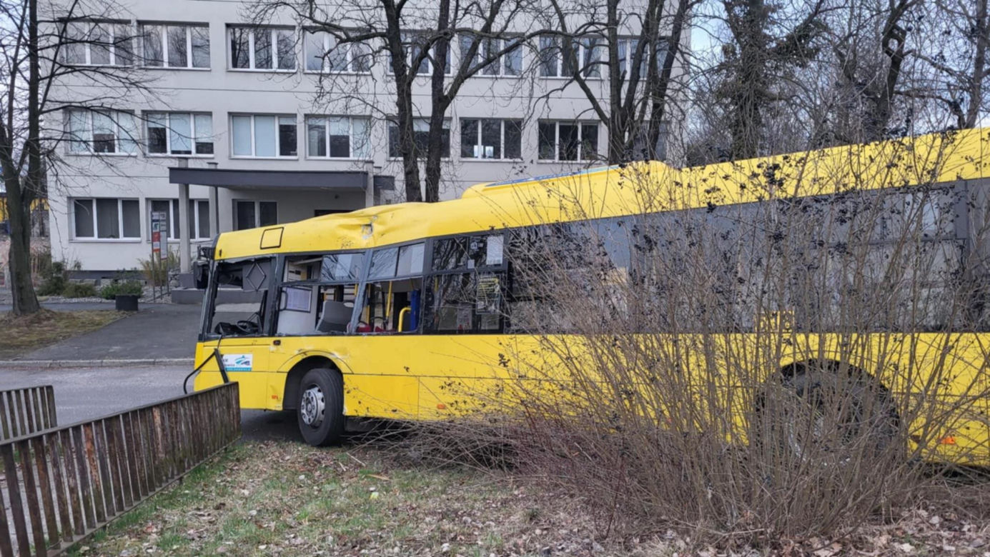  Dramatyczny wypadek autobusów w Katowicach! Kierowca wypadł przez okno.