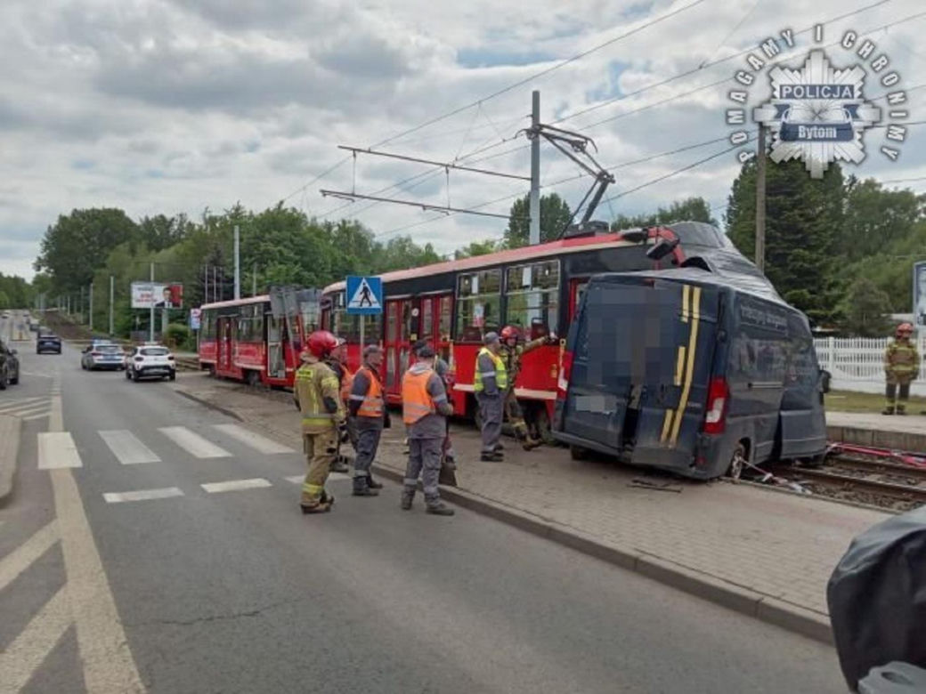 Groźna kolizja w Bytomiu. Tramwaj zderzył się z samochodem dostawczym