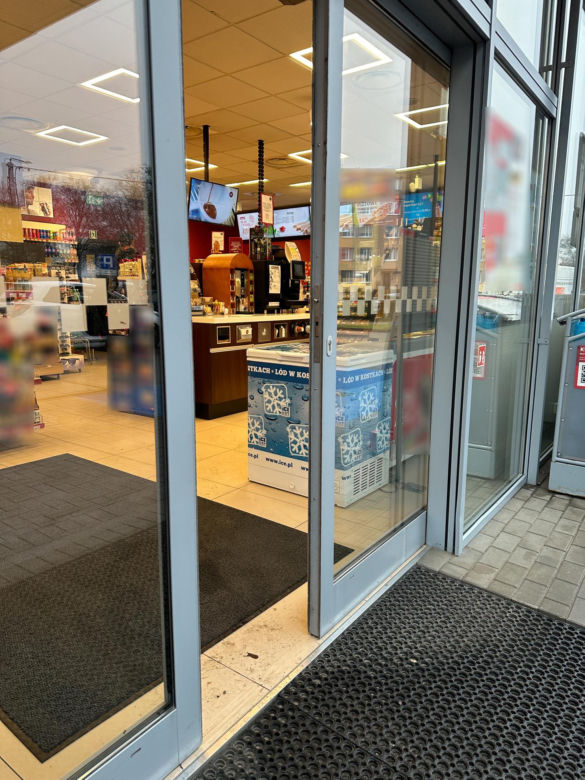 Rabuś z Ostródy napadł na stację. Zamiast wielkiej fortuny, zabrał białego misia