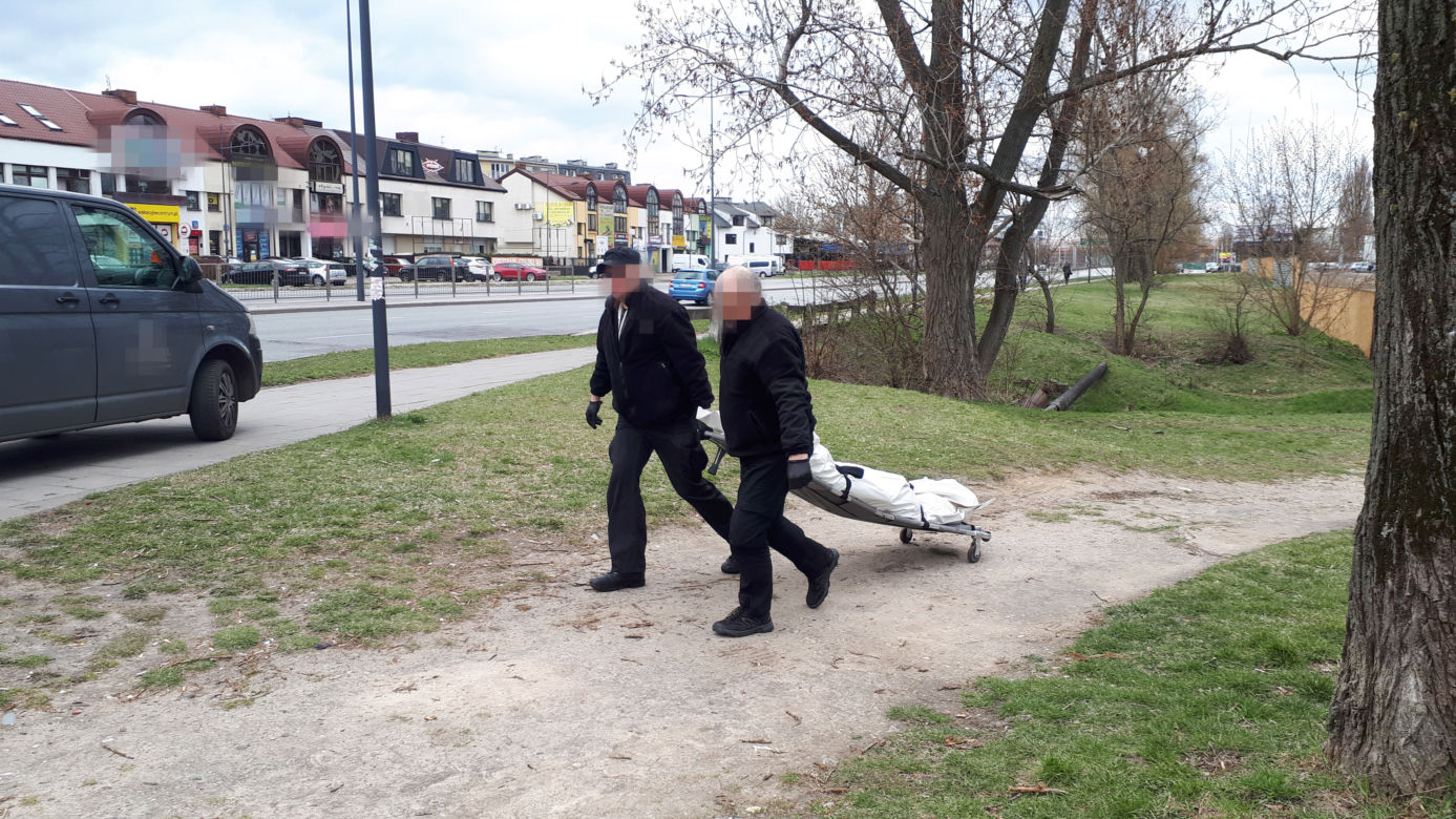 Makabra na Grochowie. Zwłoki w krzakach przy galerii handlowej