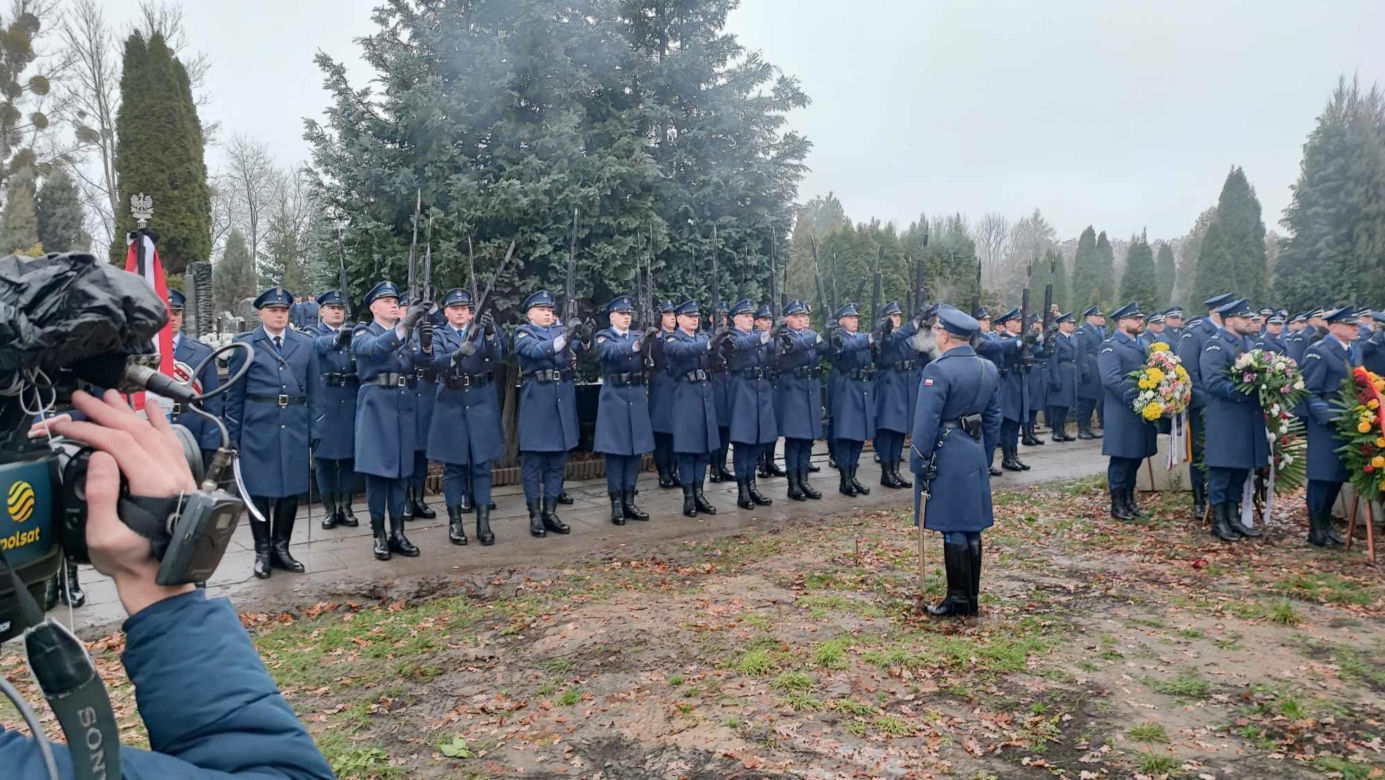  Wrocław. Ostatnie pożegnanie policjantów zastrzelonych na służbie. "Wasz tata jest bohaterem"