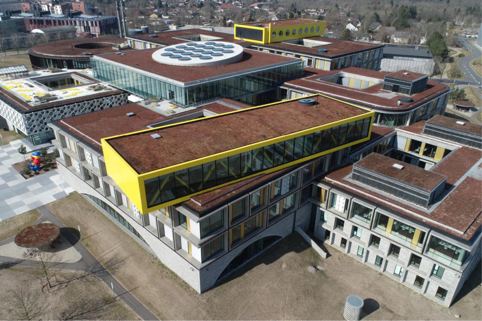Fasada z klockami Lego; Lego Campus, Billund, Dania; proj. CF Møller Architects