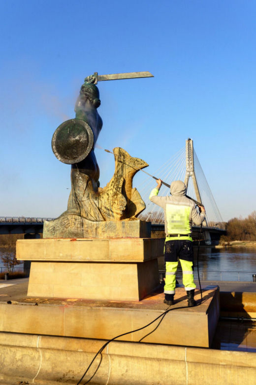 Zniszczyły pomnik Syrenki. Ich odpowiedź szokuje: „Nie chciałyśmy”. Urzędnicy planują czyszczenie monumentu