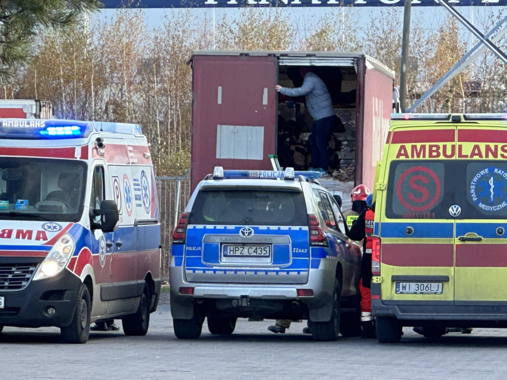 Ciężarówka wypełniona nielegalnymi imigrantami. „Kierowca wezwał służby”****