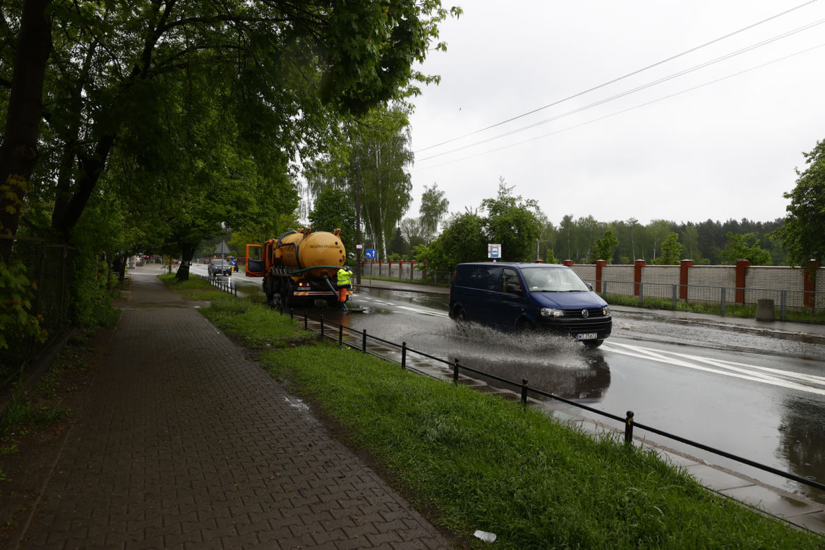 Ulice Warszawy popłynęły po ulewie