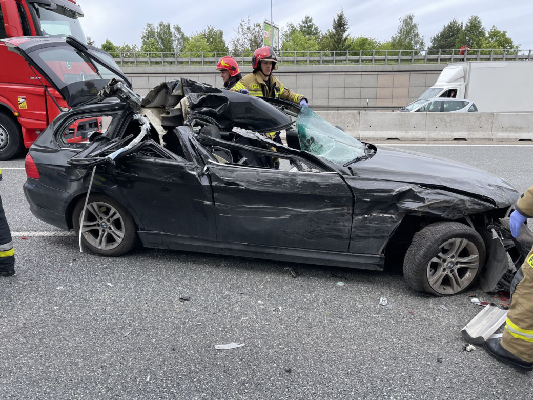 Poważny wypadek na S8. BMW rozpruło się o naczepę ciężarówki