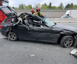 Poważny wypadek na S8. BMW rozpruło się o naczepę ciężarówki
