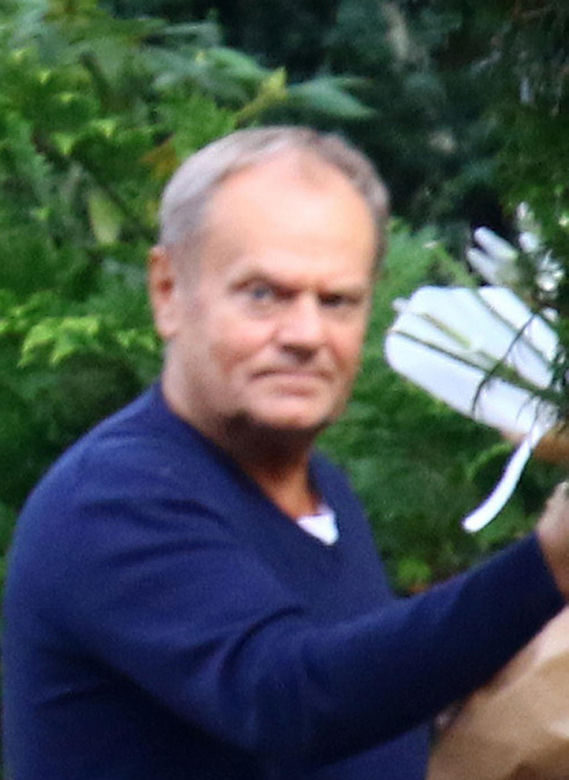 Donald Tusk obsypał żonę kwiatami