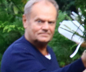 Donald Tusk obsypał żonę kwiatami