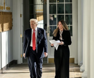 Trump obsypuje młode asystentki pieniędzmi! Na Święta