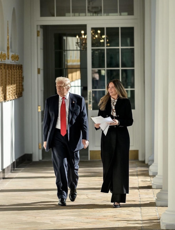 Trump obsypuje młode asystentki pieniędzmi! "Na Święta"