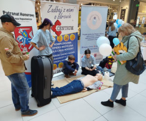 Uczennice IV LO szkolą Siedlczan z udzielania pierwszej pomocy