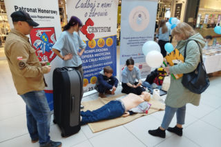 Uczennice IV LO szkolą Siedlczan z udzielania pierwszej pomocy